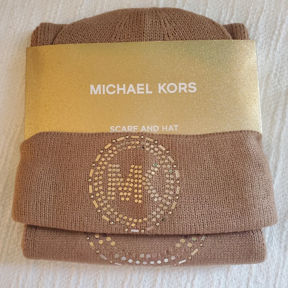 Michael kors hat & scarf NWT ๐ - Picture 1 of 5